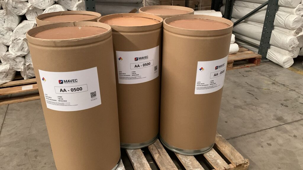 Tambores de cartón de 100 kg de adhesivo sintético AA-0500 con etiqueta de Mavec, sobre un pallet