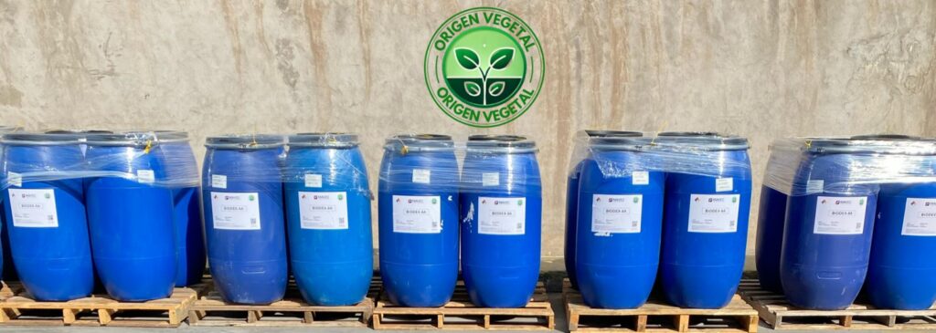 Tambores azules de adhesivo BIODEX-8A sobre pallets, con el sello Origen Vegetal