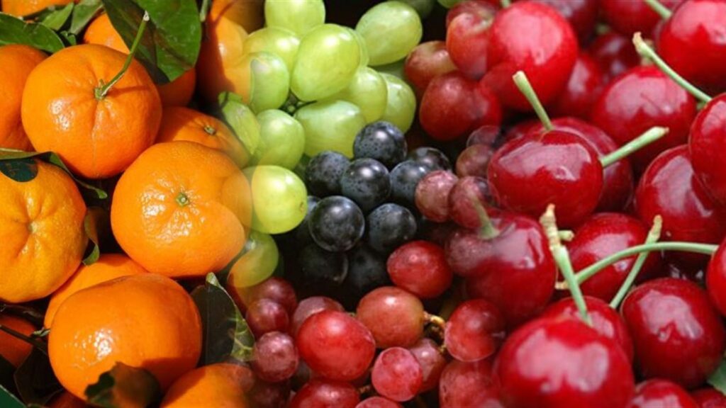 Mandarinas, uvas verdes, negras y rojas, y guindas de exportación